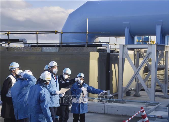 Tổng giám đốc IAEA Rafael Grossi (thứ 2, phải) thị sát nhà máy điện hạt nhân Fukushima Daiichi ở tỉnh Fukushima, Nhật Bản, ngày 13/3/2024. Ảnh: Kyodo/TTXVN