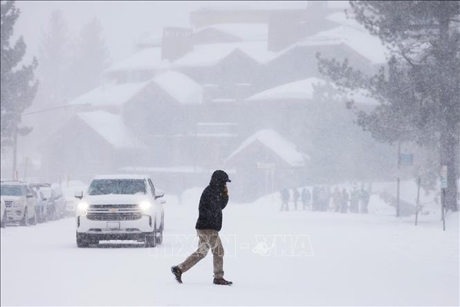 (Tư liệu) Tuyết phủ trắng xóa tại Mammoth Lakes, California, Mỹ, ngày 1/3/2024. Ảnh: AFP/TTXVN