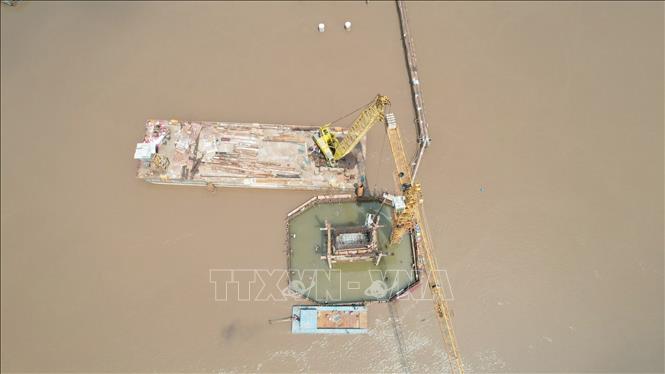 Một trụ của nhịp chính cầu giữa sông đã thi công xong hệ thống cọc khoan nhồi, đang triển khai thi công bê tông bệ, thân trụ. Ảnh: Chanh Đa-TTXVN
