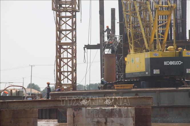 Công nhân vẫn tích cực thực hiện các phần việc của dự án. Ảnh: Chanh Đa-TTXVN
