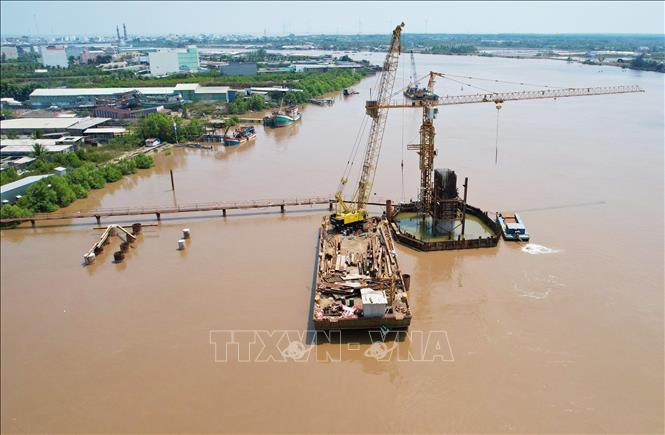 Các nhà thầu đang đẩy nhanh tiến độ để đảm bảo hoàn thành theo đúng kế hoạch đã đề ra, sớm đưa cầu Gành Hào vào sử dụng trong quý I/2025. Ảnh: Chanh Đa-TTXVN

