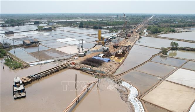 Phía bờ Cà Mau đang triển khai thi công cọc khoan nhồi từ mố M1 đến trụ T5. Ảnh: Chanh Đa-TTXVN

