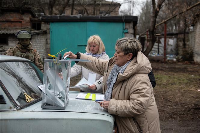 Cử tri bỏ phiếu bầu Tổng thống Nga tại vùng Donesk, miền Đông Ukraine ngày 15/3/2024. Ảnh: AFP/TTXVN
