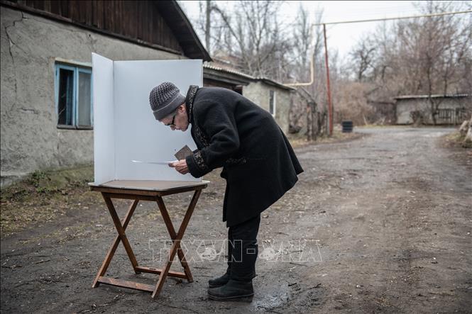 Cử tri bỏ phiếu bầu Tổng thống Nga tại vùng Donesk, miền Đông Ukraine ngày 14/3/2024. Ảnh: AFP/TTXVN