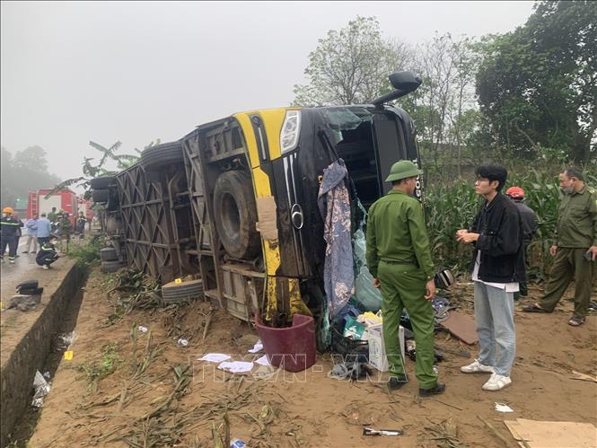 Hiện trường vụ tai nạn lật xe giường nằm khiến 13 người bị thuơng. Ảnh: TTXVN phát