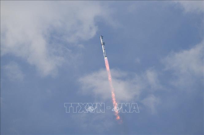 Tên lửa đẩy Super Heavy mang theo tàu vũ Starship không người lái của SpaceX rời bệ phóng tại Boca Chica, Texas, Mỹ, ngày 14/3/2024. Ảnh: AFP/TTXVN