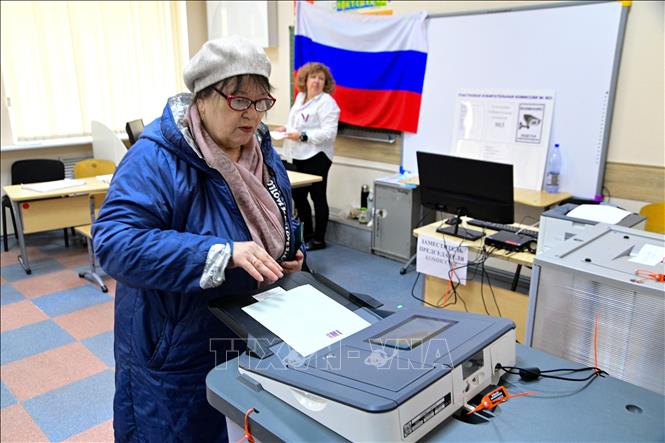 Cử tri bỏ phiếu bầu Tổng thống Nga tại Vladivostok, Nga, ngày 15/3/2024. Ảnh: AFP/TTXVN