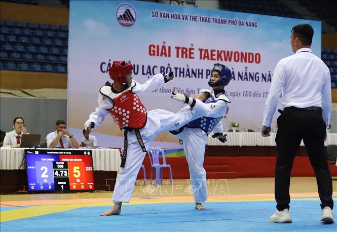 Vận động viên nam thi đấu nội dung đối kháng. Ảnh: Trần Lê Lâm - TTXVN 