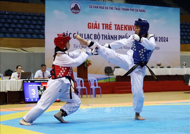 Vận động viên nữ thi đấu nội dung đối kháng. Ảnh: Trần Lê Lâm - TTXVN 