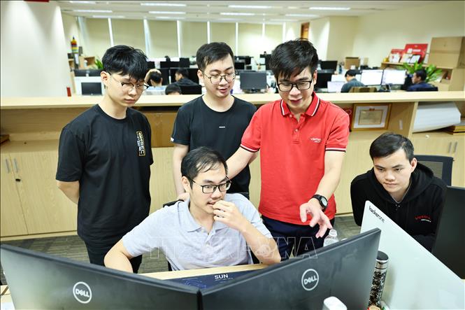 Chuyên gia bảo mật Viettel Nguyễn Tuấn Anh trao đổi công việc cùng các đồng nghiệp tại Công ty An ninh mạng Viettel. Ảnh: Minh Đức - TTXVN

