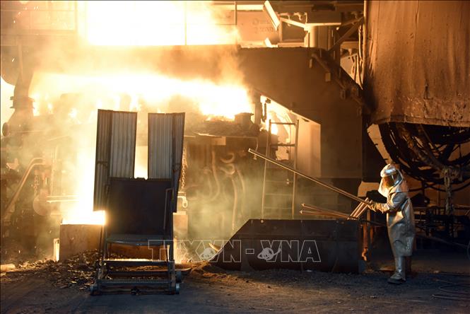 Công nhân làm việc tại một nhà máy sản xuất thép ở Koppel, Pennsylvania, Mỹ. Ảnh: AFP/TTXVN