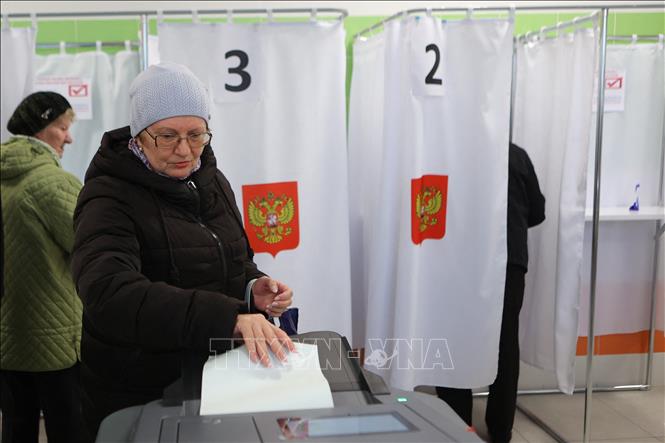 Cử tri bỏ phiếu bầu Tổng thống Nga tại Belgorod, ngày 15/3/2024. Ảnh: AFP/TTXVN