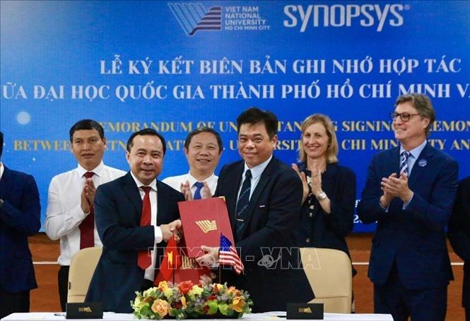 A view of the MoU signing ceremony to enhance the VNU-HCM’s semiconductor training and research capacity. VNA Photo