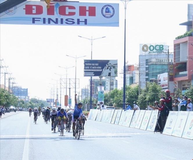 Các cua rơ nữ quyết liệt cạnh tranh về đích giải đua xe đạp nữ quốc tế Biwase 2024