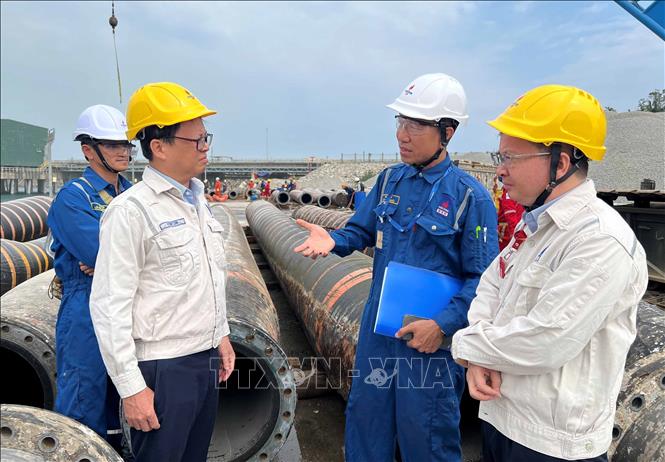 Lãnh đạo Công ty Cổ phần lọc hóa dầu Bình Sơn kiểm tra bảo dưỡng nhà máy. Ảnh: TTXVN