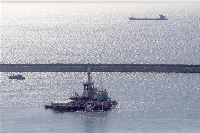 Tàu chở hàng viện trợ nhân đạo cho Dải Gaza khởi hành từ cảng Larnaca, CH Cyprus ngày 12/3/2024. Ảnh: THX/TTXVN