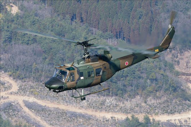 Trực thăng UH-1J của Lực lượng phòng vệ (SDF) Nhật Bản bay trên bầu trời tỉnh Oita, ngày 15/3/2024. Ảnh: Kyodo/TTXVN