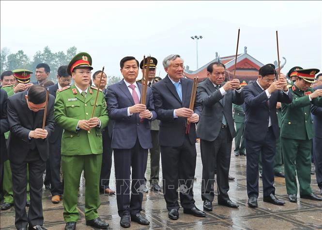 Các đại biểu dâng hương tưởng niệm Anh hùng dân tộc Hoàng Hoa Thám và nghĩa quân Yên Thế. Ảnh: Danh Lam -TTXVN