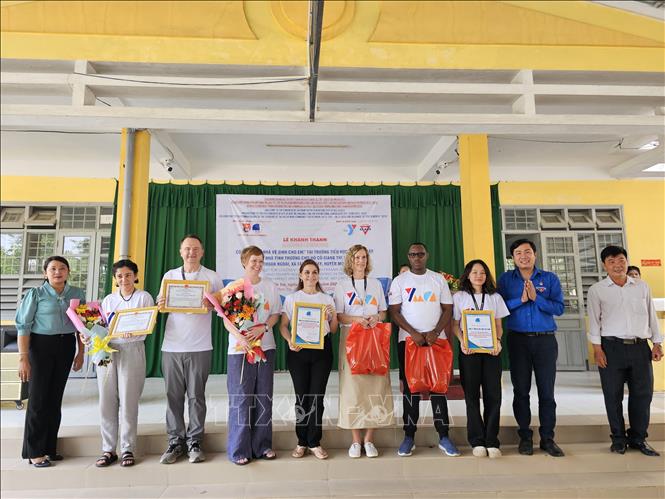 Tỉnh đoàn, Hội Liên hiệp Thanh niên Việt Nam tỉnh Bến Tre tặng giấy khen cho các tình nguyện viên. Ảnh: Chương Đài - TTXVN