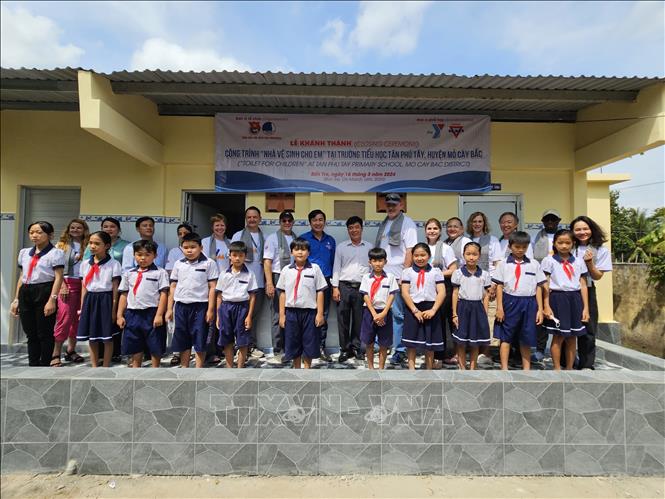 Các tình nguyện viên tổ chức YMCA of Greater Houston (Hoa Kỳ) bàn giao công trình 