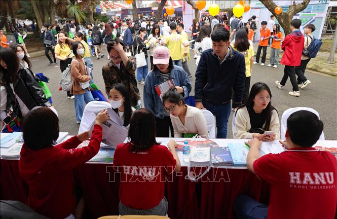 Ngày hội Tư vấn tuyển sinh - hướng nghiệp 2024 tại Hà Nội với 280 gian tư vấn thu hút đông đảo học sinh tới tham gia. Ảnh: Thanh Tùng - TTXVN 