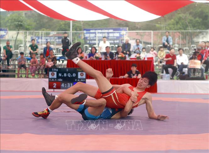 Trận đấu hạng 53kg vật tự do nam giữa 2 VĐV Trần Mai Trọng Tấn ( Ninh Bình, áo đỏ) và VPhamj Như Duy (Đoàn Quân đội , xanh). Ảnh: Hoàng Hùng- TTXVN