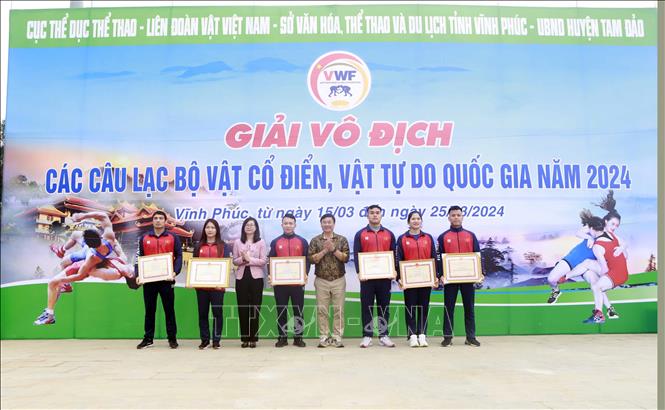 Trao Bằng khen của Thủ tướng Chính phủ, Bằng khen của Bộ trưởng Bộ Văn hóa, Thể thao và Du lịch cho các VĐV tiêu biểu tại lễ khai mạc giải. Ảnh: Hoàng Hùng- TTXVN