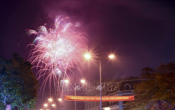 Bắn pháo hoa nổ tầm thấp chào mừng Khai mạc Năm Du lịch quốc gia – Điện Biên 2024. Ảnh: Xuân Tư – TTXVN