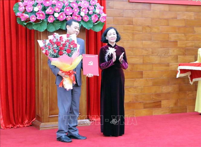 Đồng chí Trương Thị Mai trao Quyết định điều động, chỉ định đồng chí Nguyễn Thái Học giữ chức Quyền Bí thư Tỉnh ủy Lâm Đồng. Ảnh: Chu Quốc Hùng - TTXVN