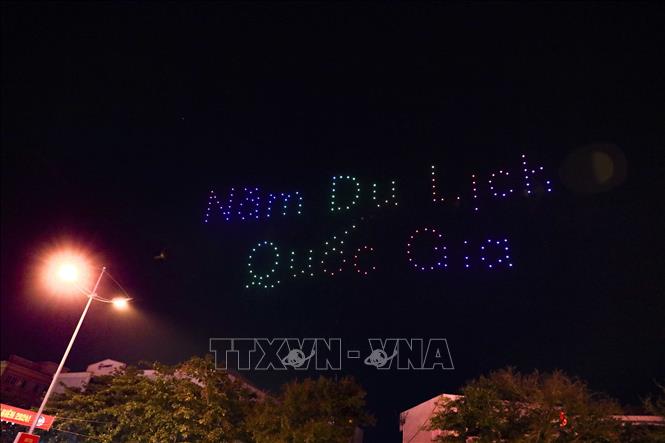 Màn biểu diễn drone light lần đầu tiên trên bầu trời Điện Biên. Ảnh: Xuân Tư – TTXVN
