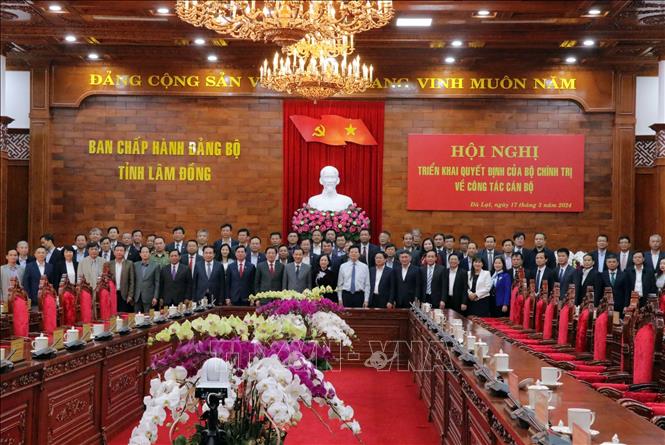 Ban Chấp hành Đảng bộ tỉnh Lâm Đồng chụp ảnh lưu niệm với các đồng chí lãnh đạo Đảng trong ngày ra mắt Quyền Bí thư Tỉnh ủy. Ảnh: Chu Quốc Hùng - TTXVN