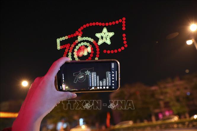 Hình ảnh 70 năm Chiến thắng Điện Biên Phủ của màn biểu diễn drone light. Ảnh: Xuân Tư – TTXVN