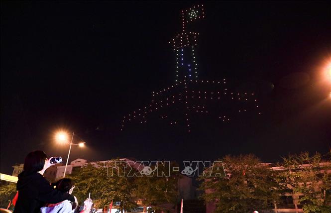 Người dân thích thú lần đầu tiên được ngắm nhìn màn biểu diễn drone light tại Điện Biên. Ảnh: Xuân Tư – TTXVN