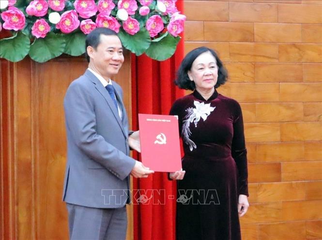 Đồng chí Trương Thị Mai trao Quyết định điều động, chỉ định đồng chí Nguyễn Thái Học giữ chức Quyền Bí thư Tỉnh ủy Lâm Đồng. Ảnh: Chu Quốc Hùng - TTXVN