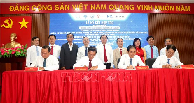 Ký kết thỏa thuận hợp tác đào tạo nguồn nhân lực ngành điện tử và vi mạch bán dẫn. Ảnh: Thu Hiền - TTXVN