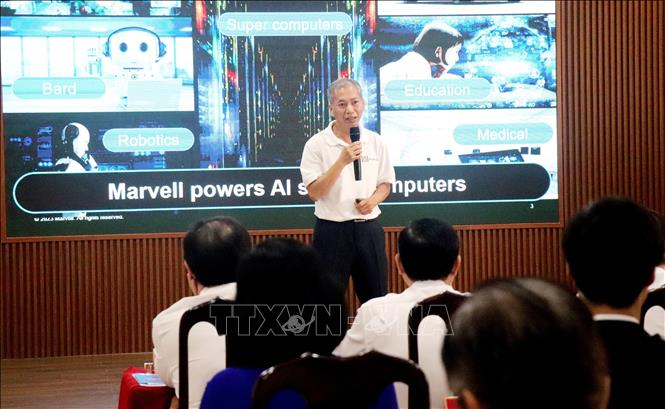 Ông Lê Quang Đạm - Tổng Giám đốc Công ty Marvell Việt Nam nêu vai trò, tiềm năng của ngành điện từ và vi mạch bán dẫn. Ảnh: Thu Hiền - TTXVN
