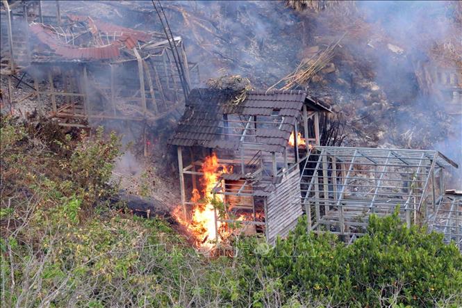 Ngọn lửa thiêu rụi 1 dãy nhà tiền chế khung sắt mái ngói, đã bỏ hoang từ nhiều năm. Ảnh: Chu Quốc Hùng-TTXVN