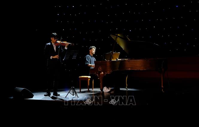 Pianist Tim Allhoff from Germany and violinist Tran Le Quang Tien perform at the festival's closing ceremony. VNA Photo: Nguyễn Dũng
