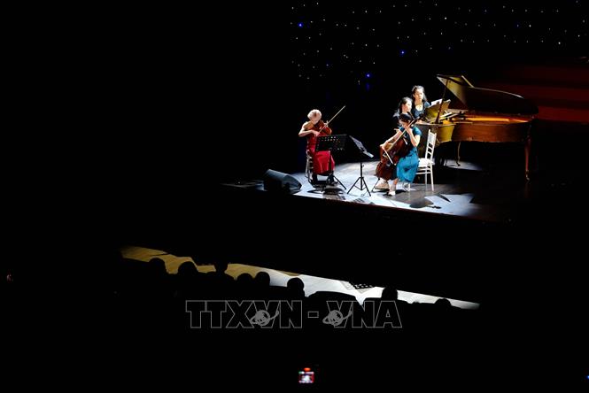 Artists perform at the festival's closing ceremony. VNA Photo: Nguyễn Dũng