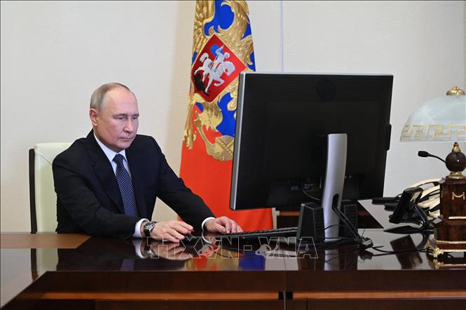 Tổng thống Nga đương nhiệm Vladimir Putin bầu trực tuyến trong cuộc bầu cử Tổng thống tại ngoại ô Moskva, ngày 15/3/2024. Ảnh: AFP/TTXVN