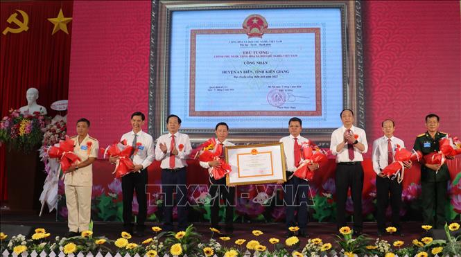 Lãnh đạo tỉnh Kiên Giang trao Quyết định của Thủ tướng Chính phủ công nhận huyện An Biên đạt chuẩn nông thôn mới. Ảnh: Lê Huy Hải - TTXVN