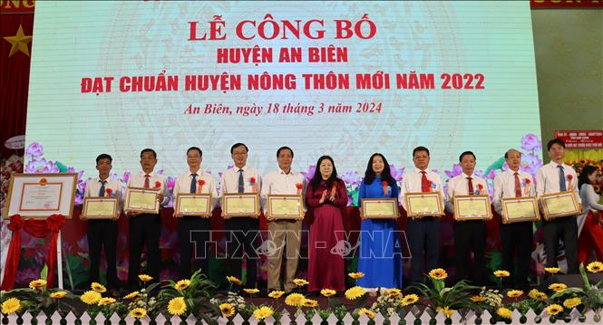Tặng Bằng khen của UBND tỉnh cho các tập thể và cá nhân có thành tích xuất sắc trong phong trào xây dựng nông thôn mới huyện An Biên. Ảnh: Lê Huy Hải - TTXVN