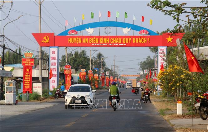 Cổng chào huyện nông thôn mới An Biên. Ảnh: Lê Huy Hải - TTXVN