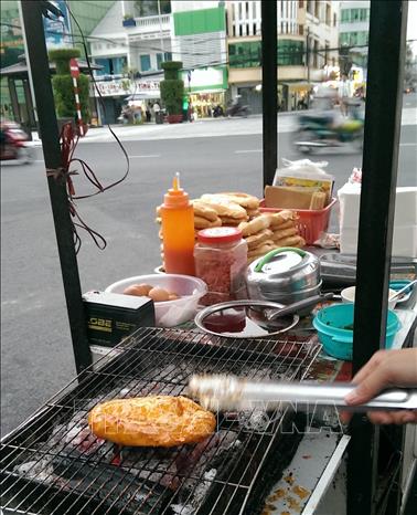 Bánh mì muối ớt có xuất xứ từ miền Tây là một phiên bản bánh mì đường phố rất được ưa chuộng thời gian qua. Ảnh: Phạm Hậu-TTXVN