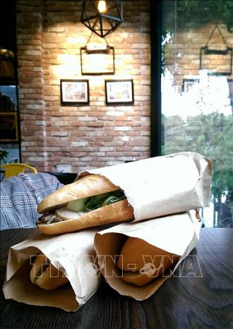 Bánh mì Việt Nam có đặc trưng là phần vỏ giòn, mỏng, ruột mềm và xốp, phần nhân bánh thường có thịt, pate, rau thơm, rau củ muối chua và ớt xanh thái sợi; tùy mỗi vùng miền lại có cách biến tấu phần nhân khác nhau. Ảnh: Phạm Hậu-TTXVN