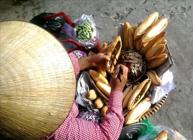 Bánh mì Việt Nam có đặc trưng là phần vỏ giòn, mỏng, ruột mềm và xốp, phần nhân bánh thường có thịt, pate, rau thơm, rau củ muối chua và ớt xanh thái sợi; tùy mỗi vùng miền lại có cách biến tấu phần nhân khác nhau. Ảnh: Phạm Hậu-TTXVN