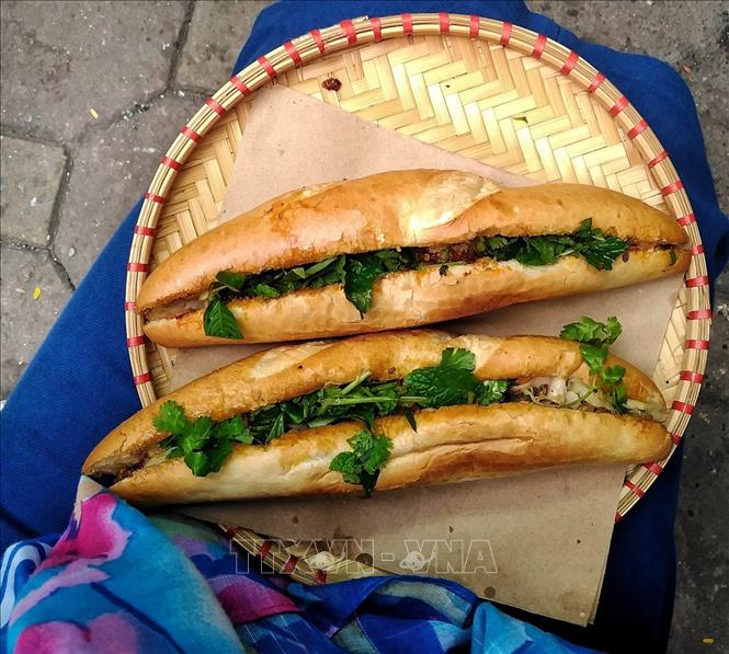 Bánh mì Việt Nam có đặc trưng là phần vỏ giòn, mỏng, ruột mềm và xốp, phần nhân bánh thường có thịt, pate, rau thơm, rau củ muối chua và ớt xanh thái sợi; tùy mỗi vùng miền lại có cách biến tấu phần nhân khác nhau. Ảnh: Phạm Hậu-TTXVN