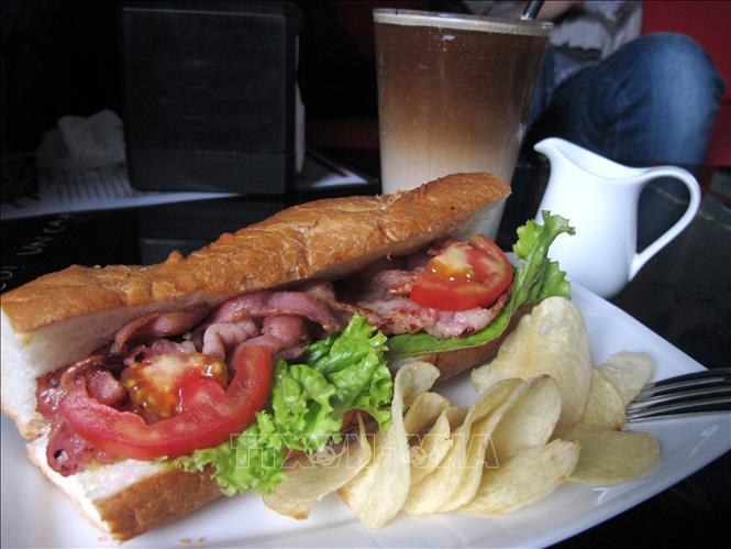 Bánh mì Việt Nam có đặc trưng là phần vỏ giòn, mỏng, ruột mềm và xốp, phần nhân bánh thường có thịt, pate, rau thơm, rau củ muối chua và ớt xanh thái sợi; tùy mỗi vùng miền lại có cách biến tấu phần nhân khác nhau. Ảnh: Phạm Hậu-TTXVN                        