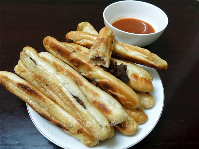 Bánh mì Hải Phòng đặc trưng với pate và chí chương (tương ớt cay). Ảnh: Phạm Hậu - TTXVN