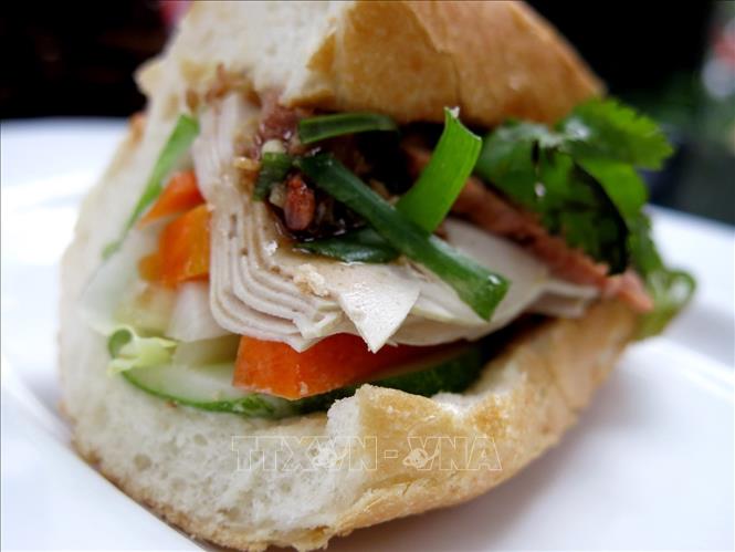 Bánh mì Việt Nam có đặc trưng là phần vỏ giòn, mỏng, ruột mềm và xốp, phần nhân bánh thường có thịt, pate, rau thơm, rau củ muối chua và ớt xanh thái sợi; tùy mỗi vùng miền lại có cách biến tấu phần nhân khác nhau. Ảnh: Phạm Hậu-TTXVN